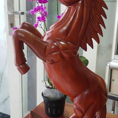 Tượng Ngựa Gỗ mỹ nghệ gỗ Gõ màu đỏ size cao 60cm x ngang 30cm x Sâu 12,5cm Ý nghĩa trưng ngựa biểu tượng sự thành công trưng phòng khách , bàn làm việc to quà biếu tặng tân gia, quà tặng Sếp, quà tặng người thân ý nghĩa ạ