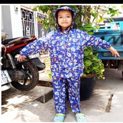 Bộ áo mưa cho bé trai và bé gái từ 9 - 10 tuổi - Áo mưa vải dù nhẹ , gọn chống thấm , kèm túi đựng xinh xắn ,giao màu ngẫu nhiên