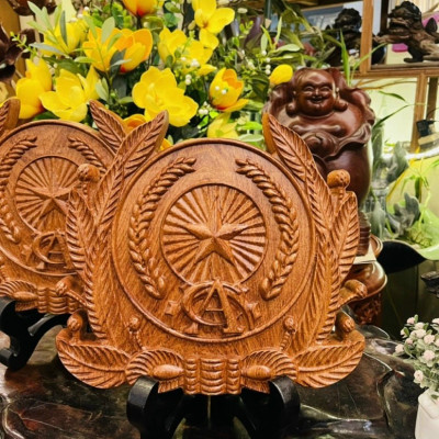 Huy hiệu quân đội nhân dân trạm khắc bằng gỗ hương đá