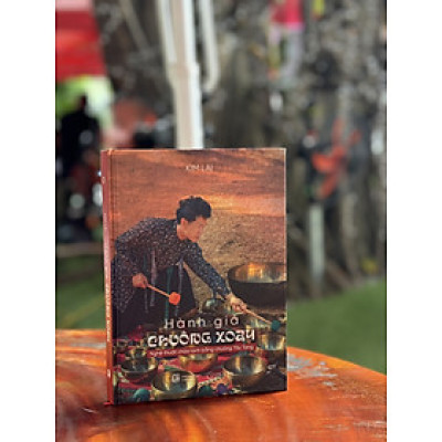 (Bìa cứng in màu) HÀNH GIẢ CHUÔNG XOAY - Nghệ thuật chữa lành bằng chuông tây tạng - Kim Lai - Mochibooks - NXB Lao Động