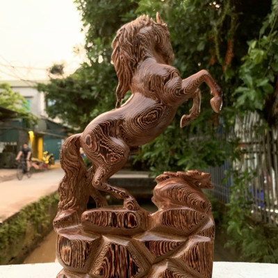 Tượng con ngựa trang trí phong thủy hút tài lộc bằng gỗ mun đuôi công kt cao 40×22×7,5cm