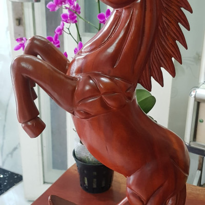 Tượng Ngựa Gỗ mỹ nghệ gỗ Gõ màu đỏ size cao 60cm x ngang 30cm x Sâu 12,5cm Ý nghĩa trưng ngựa biểu tượng sự thành công trưng phòng khách , bàn làm việc to quà biếu tặng tân gia, quà tặng Sếp, quà tặng người thân ý nghĩa ạ