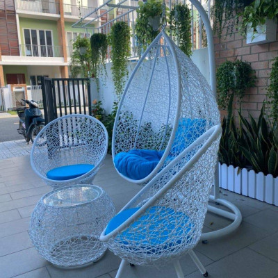 Bộ xích đu sân vườn Juno Sofa bao gồm 01 xích đu đơn, 2 ghế đơn và 01 bàn tròn kính, đã bao gồm nệm ngồi.