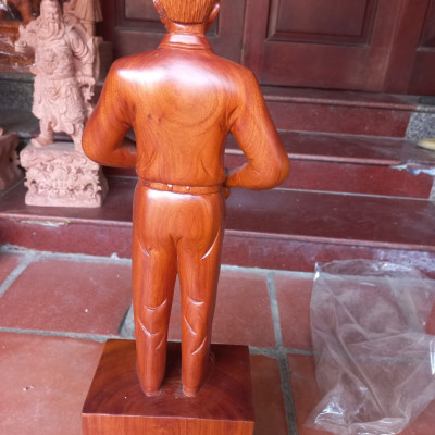 Tượng đại tướng võ nguyên giáp bằng gỗ hương kt cao 50×17×10cm
