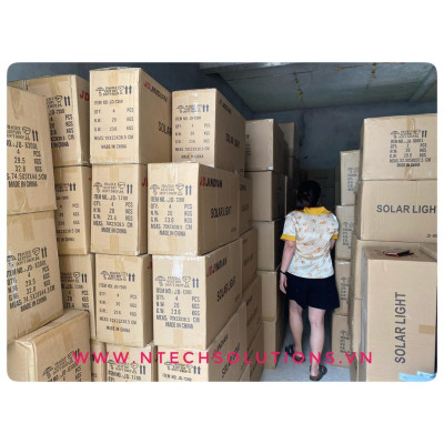 Đèn Pha Chống Lóa Cao Cấp Năng Lượng Mặt Trời mã JD-7200 Công Suất 200W - Khung Nhôm nguyên khối