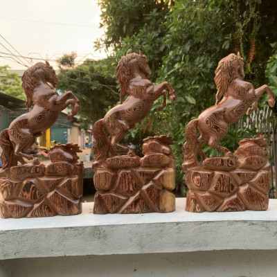 Tượng con ngựa trang trí phong thủy hút tài lộc bằng gỗ mun đuôi công kt cao 40×22×7,5cm