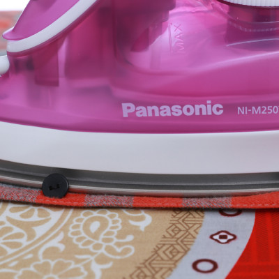 Bàn Ủi Hơi Nước Panasonic NI-M250TPRA - Phun hơi cực mạnh, mặt đế phủ Titan - Hàng chính hãng - Bảo hành chính hãng 12 tháng