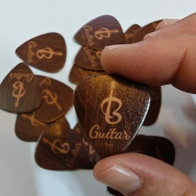 Pick Đàn Guitar Giả Gỗ – Bền Đẹp, Cá Tính
