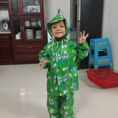 Bộ áo mưa cho bé trai và bé gái từ 9 - 10 tuổi - Áo mưa vải dù nhẹ , gọn chống thấm , kèm túi đựng xinh xắn ,giao màu ngẫu nhiên