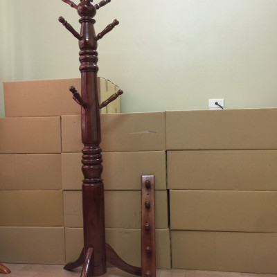 Cây treo đồ bằng gỗ đậm màu 