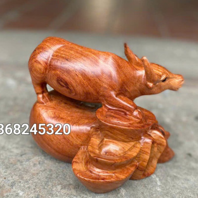 TƯỢNG CON TRÂU PHONG THỦY BẰNG GỖ HƯƠNG ĐÁ KT 20×15×15CM