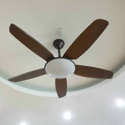 Quạt trần có đèn LED, có điều khiển từ xa, Động cơ ĐC 2 chiều tiết kiệm điện, 6 cấp gió mát nên rất phù hợp với Việt Nam