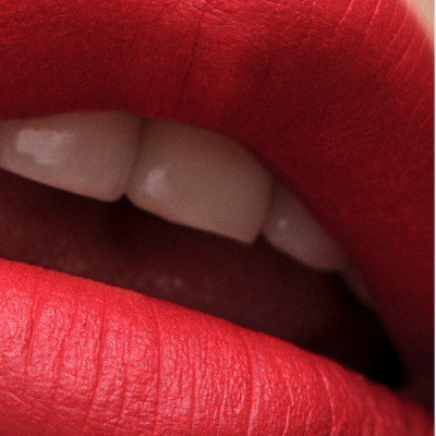 Son màu Prada Monochrome Buildable Weightless Lipcolor R129_LACCA 3.8gr