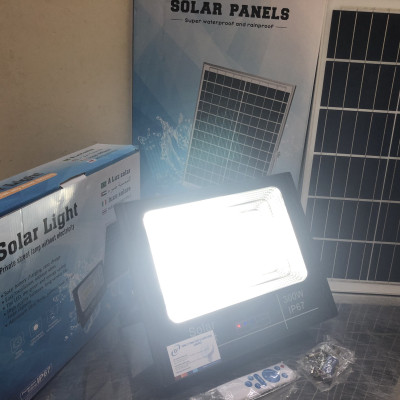 ĐÈN PHA NĂNG LƯỢNG MẶT TRỜI 200W 4 KHOANG MẪU MỚI TUỔI THỌ 7-10 NĂM, SÁNG LIÊN LỤC 16-18h