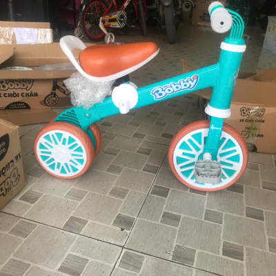 Xe Chòi Chân Cho Bé - Hàng Khuyến Mãi Của Bobby Tặng Kèm Bàn Đạp
