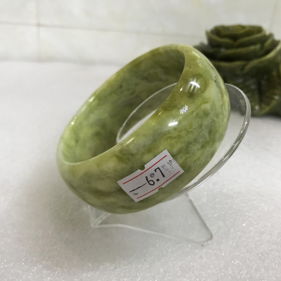 Vòng tay cẩm thạch tự nhiên màu xanh cốm bản dày 3cm size 6.7cm cho người mệnh Hỏa và Mộc. VONGNGOCCOM.6.7cm