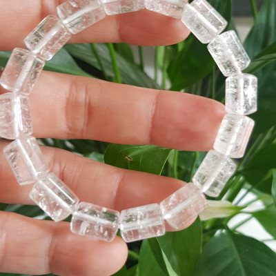 Vòng tay đá thạch anh trắng trong khúc mới đẹp size hạt 8mm x dài 11mm Chất liệu đá thạch anh trắng tự nhiên Rất hợp nữ mệnh kim mệnh Thủy các anh nam thích đeo vòng tay hạt size nhỏ thì đây ạ