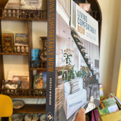 Sách - Living Comfortably Now: Creating A Stylish and Flexible Home by Rebecca Winward