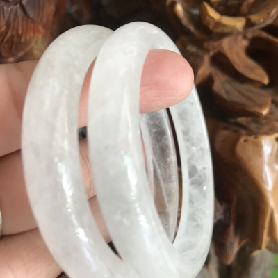 Vòng Thạch Anh Trắng Tự Nhiên Bản Hẹ Mới đẹp Ni 52mm Cao 10mm Dầy 7mm Màu trắng trong bóng đẹp Nữ mệnh Kim mệnh Thủy tay nhỏ đeo 45kg - 52 kg ạ