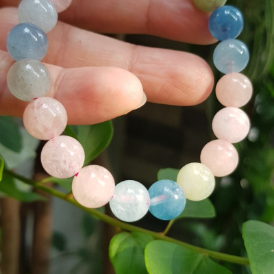 Chiếc Vòng Beryl đa sắc màu tự nhiên hạt size 9mm màu sáng bóng thiệt đẹp rẻ ạ