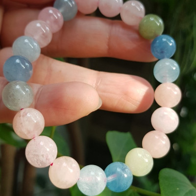 Chiếc Vòng Beryl đa sắc màu tự nhiên hạt size 9mm màu sáng bóng thiệt đẹp rẻ ạ