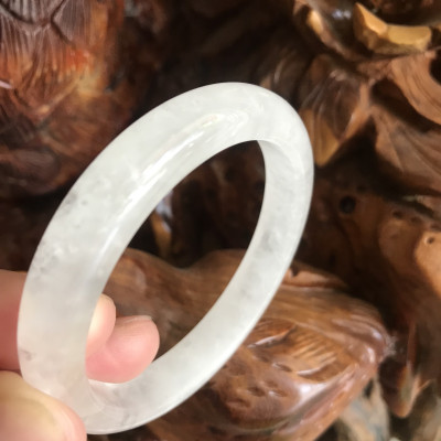 Vòng Thạch Anh Trắng Tự Nhiên Bản Hẹ Mới đẹp Ni 52mm Cao 10mm Dầy 7mm Màu trắng trong bóng đẹp Nữ mệnh Kim mệnh Thủy tay nhỏ đeo 45kg - 52 kg ạ