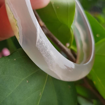 Vòng tay phong thuỷ Nữ Bản Hẹ Đá Mã Não Trắng trong vân hoa đẹp Vòng màu trắng trong Ni 50mm x Cao 12mm x dầy 6,5mm Hợp nữ mệnh kim mệnh Thủy ạ