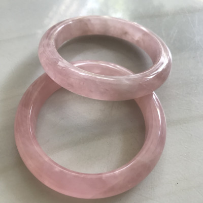 Vòng Thạch Anh Hồng Tự Nhiên Bản Hẹ Mới đẹp Ni 52mm Cao 11mm Dầy 8mm Màu Hồng xinh bóng đẹp Nữ mệnh Hỏa mệnh Thổ tay nhỏ đeo 45kg - 52 kg ạ