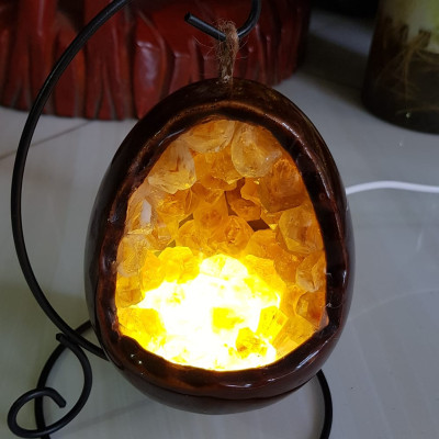 Miếng thạch anh Vàng tự nhiên hốc sâu có đế kiểu có đèn điện công dụng hút tài lộc cả chân Cao 16cm đk 12cm miếng Vàng cao 10cm đk 8cm Anh Chị để bàn trang trí nhà bàn thờ Thần Tài và treo trong phòng làm đèn ngủ may mắn màu Vàng Anh thật sự rất tốt đẹp ạ