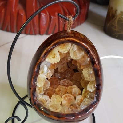 Miếng thạch anh Vàng tự nhiên hốc sâu có đế kiểu có đèn điện công dụng hút tài lộc cả chân Cao 16cm đk 12cm miếng Vàng cao 10cm đk 8cm Anh Chị để bàn trang trí nhà bàn thờ Thần Tài và treo trong phòng làm đèn ngủ may mắn màu Vàng Anh thật sự rất tốt đẹp ạ