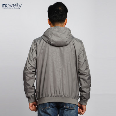 Áo jacket nam in chìm nón rời Novelty xám nhạt 2203192