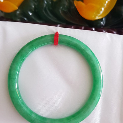 Vòng cẩm thạch Mới Đ Lý 54mm x cọng 7mm Màu xanh ngọc đậm đậu đẹp xinh xắn Nữ mệnh Mộc mệnh Hỏa mệnh Thủy 53kg - 60kg đeo đẹp ạ