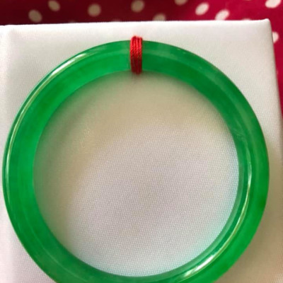 CHIẾC VÒNG TAY PHONG THỦY ĐÁ CẨM THẠCH LÝ ĐẸP K 54MM x DẦY 8MM  MÀU XANH LÁ ĐỀU BÓNG ĐẸP NỮ MỆNH HỎA MỘC  NỮ CÂN NẶNG 53kg đến 64kg Đeo Đẹp Tay ạ