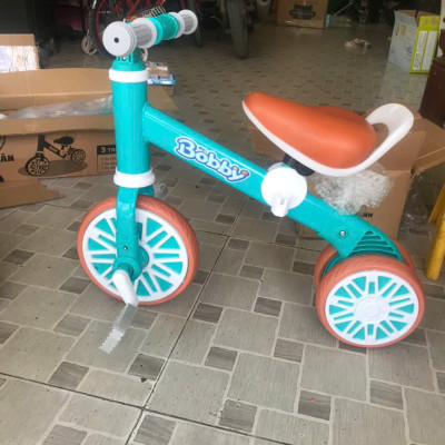 Xe Chòi Chân Cho Bé - Hàng Khuyến Mãi Của Bobby Tặng Kèm Bàn Đạp