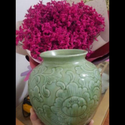 Bình hoa khắc nổi