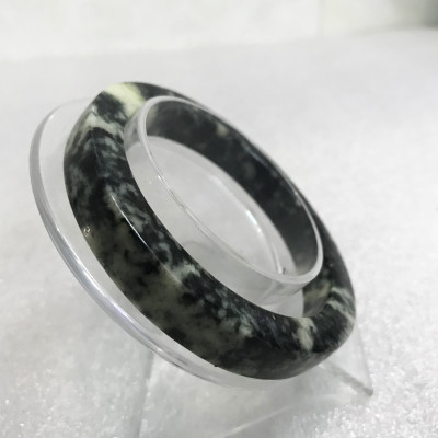 Vòng cẩm thạch vuông nhỏ 1 cm, màu vàng chanh  cho nữ cẩm thạch cho mệnh Thủy và Kim. VONGVUONGNU