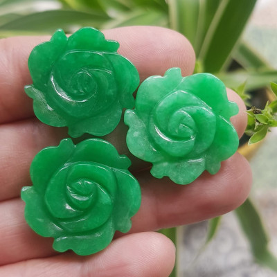 Mặt dây chuyền nữ Bông Hồng Xanh Ngọc to size 25mm x dầy 4mm Chất liệu đá cẩm thạch Xanh ngọc tươi đẹp xinh Nữ mệnh mộc mệnh hoả và mệnh thuỷ Nữ về bọc vàng lên đeo đẹp như công chúa rẻ mà đẹp ạ