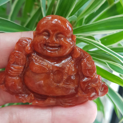 Mặt dây chuyền Nam Phật Di Lặc cười tươi ngồi cầm tiền như ý đá cẩm thạch tự nhiên đỏ huyết đậm sịn đẹp size Ngang 56mm cao 47mm dầy 8mm chuẩn hợp các anh mạng hỏa mạng thổ về bọc vàng lên đeo đẹp sang đỏ may mắn tài lộc cả năm ạ