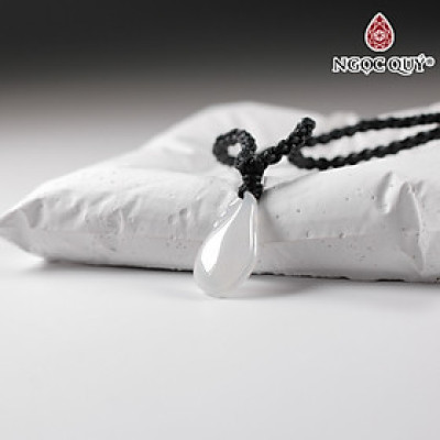 Mặt dây chuyền hình chiếc lá đá cẩm thạch type A 22x8mm mệnh hỏa mộc - Ngọc Quý Gemstones