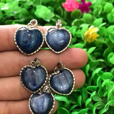 MẶT DÂY CHUYỀN TRÁI TIM ĐÁ KYANITE HAY GỌI LÀ ĐÁ SAPPHIRE NƯỚC TỰ NHIÊN MÀU XANH DƯƠNG ĐẬM RẤT RẤT ĐẸP LẮM LẮM Ạ SIZE CAO 18MM X NGANG 19MM NỮ MỆNH THỦY MỆNH MỘC ĐEO Ạ