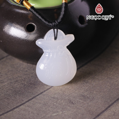 Mặt dây chuyền hình túi tiền đá mã não trắng 38x23x8mm mệnh thủy, kim - Ngọc Quý Gemstones