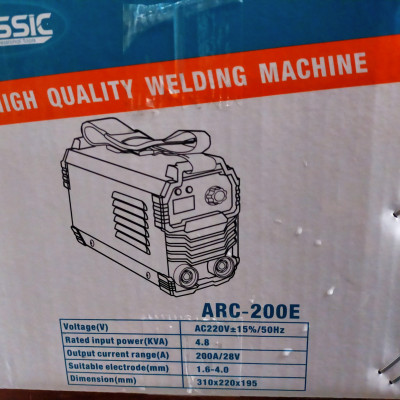 MÁY HÀN QUE ĐIỆN TỬ CLASSIC ARC-200E (CÓ MÀN HÌNH HIỂN THỊ, CHUYÊN KÉO QUE 2.5)