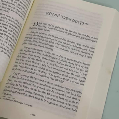 COMBO BỘ SÁCH NGUYỄN HIẾN LÊ TÁC PHẨM ĐĂNG BÁO: BÊN LỀ CON CHỮ + BÊN DÒNG THỜI CUỘC (Bìa mềm)