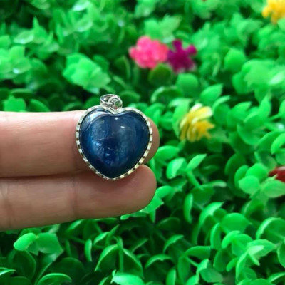 MẶT DÂY CHUYỀN TRÁI TIM ĐÁ KYANITE HAY GỌI LÀ ĐÁ SAPPHIRE NƯỚC TỰ NHIÊN MÀU XANH DƯƠNG ĐẬM RẤT RẤT ĐẸP LẮM LẮM Ạ SIZE CAO 18MM X NGANG 19MM NỮ MỆNH THỦY MỆNH MỘC ĐEO Ạ