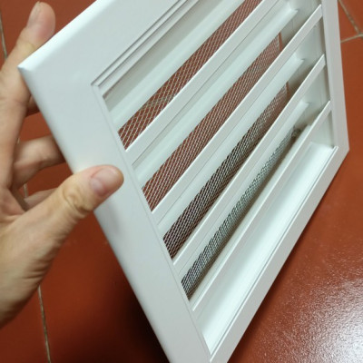Tấm chắn gió louver 350x350 kèm lưới chắn côn trùng lắp thông gió ngoài trời tránh hắt mưa