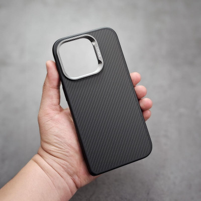 Ốp lưng chống sốc vân carbon fiber cho iPhone 15 Pro Max / 14 Pro Max / 13 Pro Max  hiệu Likgus Defender trang bị viền camera kim loại, cạnh ốp dẻo TPU - Hàng chính hãng