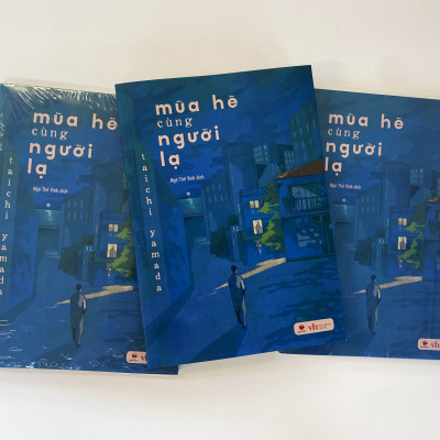 Sách - Mùa hè cùng người lạ 