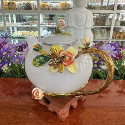 Bộ ấm trà chạm hoa hồng và ong đá bạch ngọc