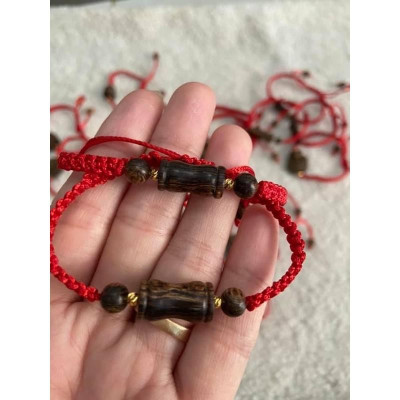 Vòng Chỉ đỏ Trầm hương may mắn