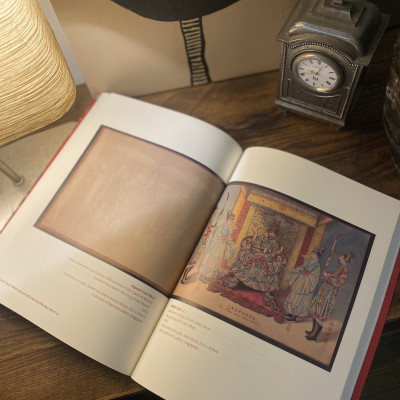 Nghệ Thuật Minh Họa Áo Mũ Thời Nguyễn Đầu Thế Kỷ XX